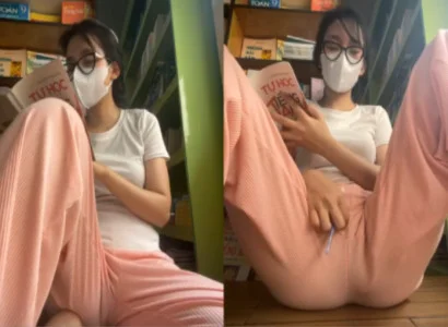 Em gái vừa đọc sách vừa để sextoy trong lồn