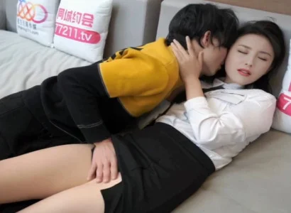 Cô gái văn phòng xinh bí mật địt với sếp vì tiền