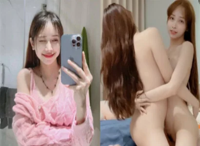 Hai cô gái trong buổi phát trực tiếp móc bím với nhau trên phát trực tiếp