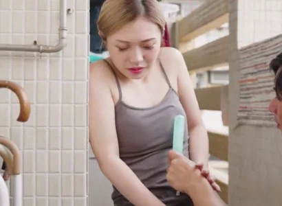 Người chồng trẻ giúp vợ em thực hiện thiên chức