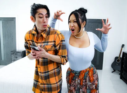Con trai này giúp mẹ kế xăm trổ hàng múp lên đỉnh