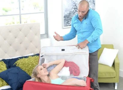 Người mở vali thu hút sự chú ý