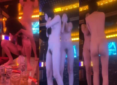 Mỹ nhân khiêu vũ thoát y đầy dâm dục trong phòng karaoke